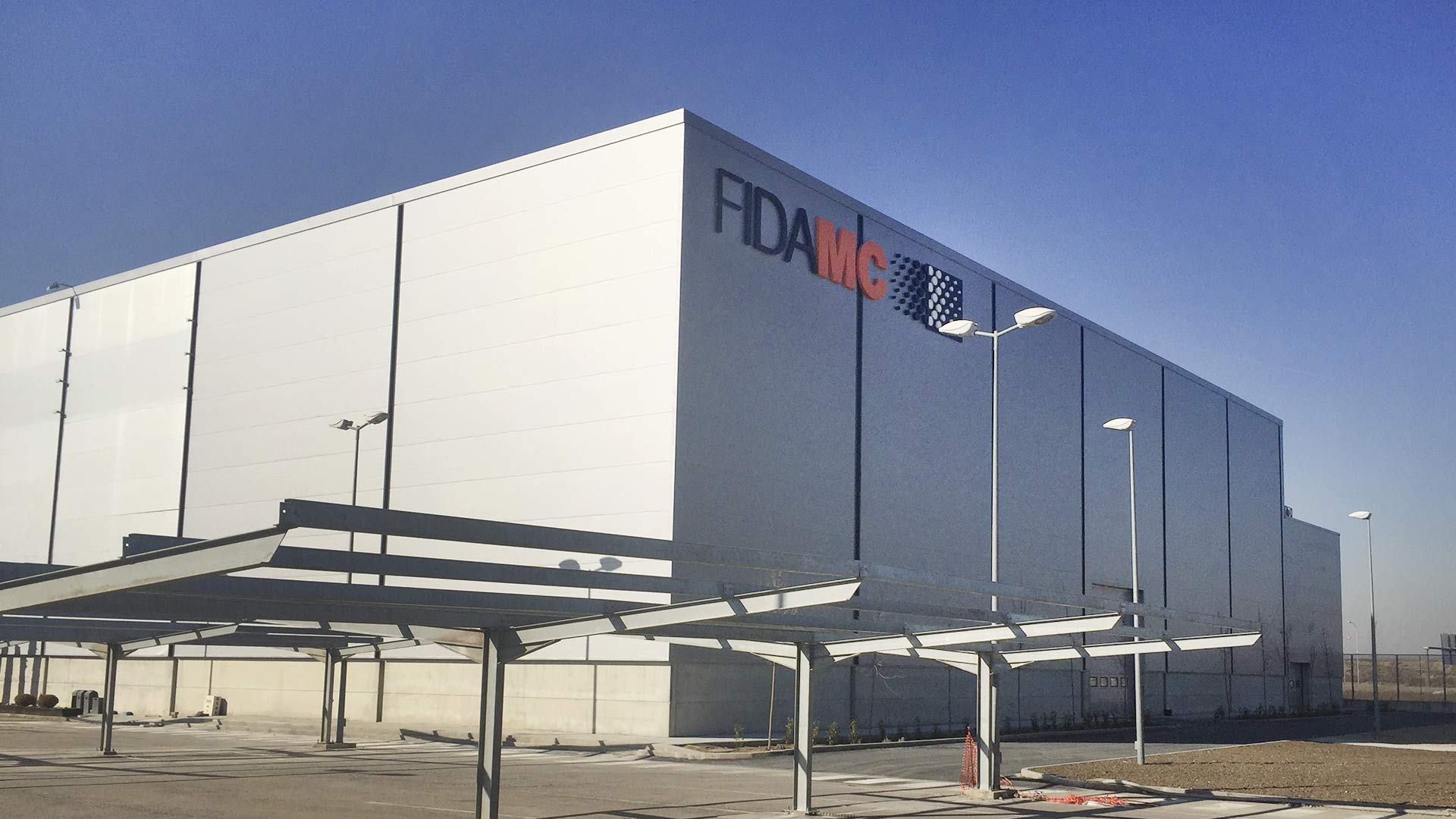 Exterior de la nave industrial de FIDAMC en Getafe (Madrid)