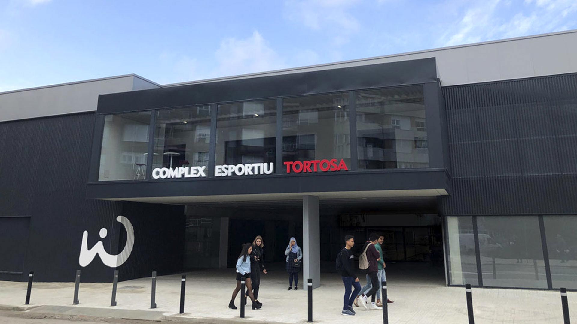Fachada del complejo deportivo WIN de Tortosa
