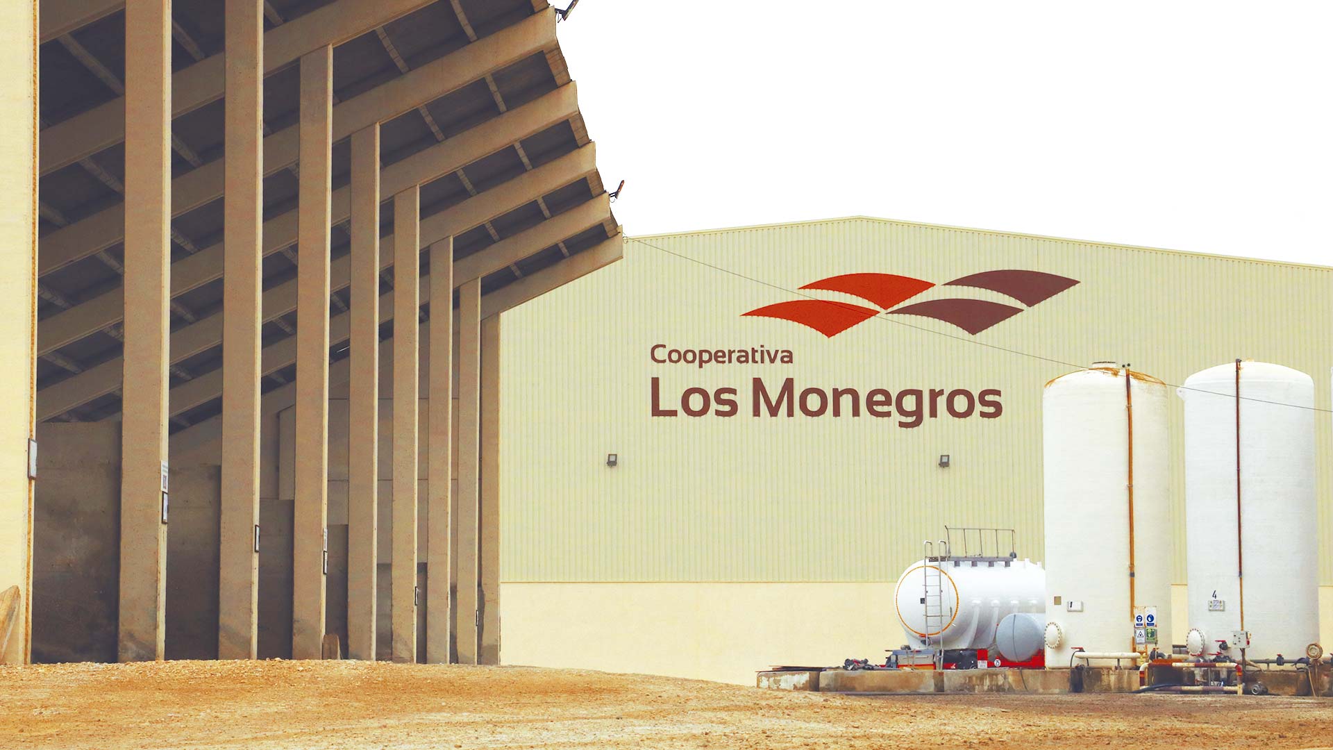 Exterior de la Cooperativa Los Monegros