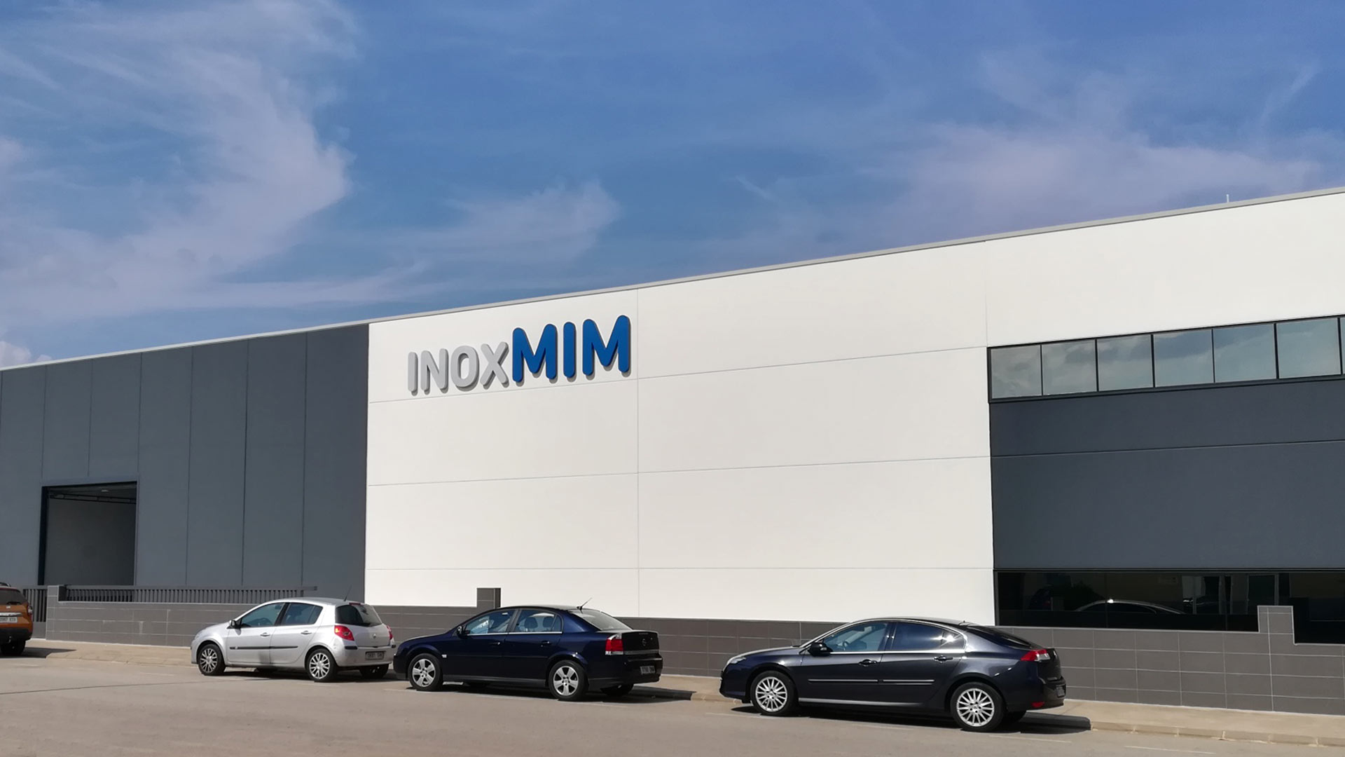 Exterior de la nave industrial de Inoxmim