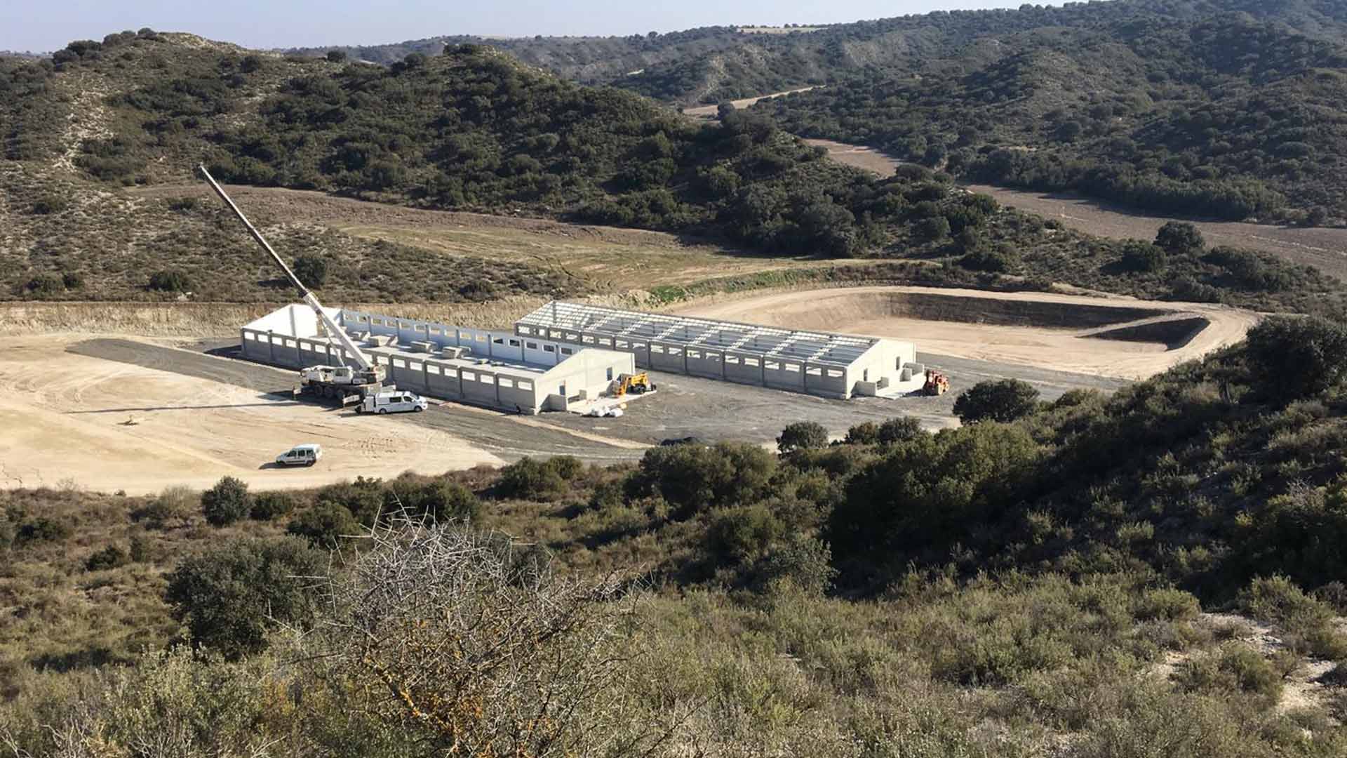 Vista aérea de la nave ganadera durante la fase de montaje