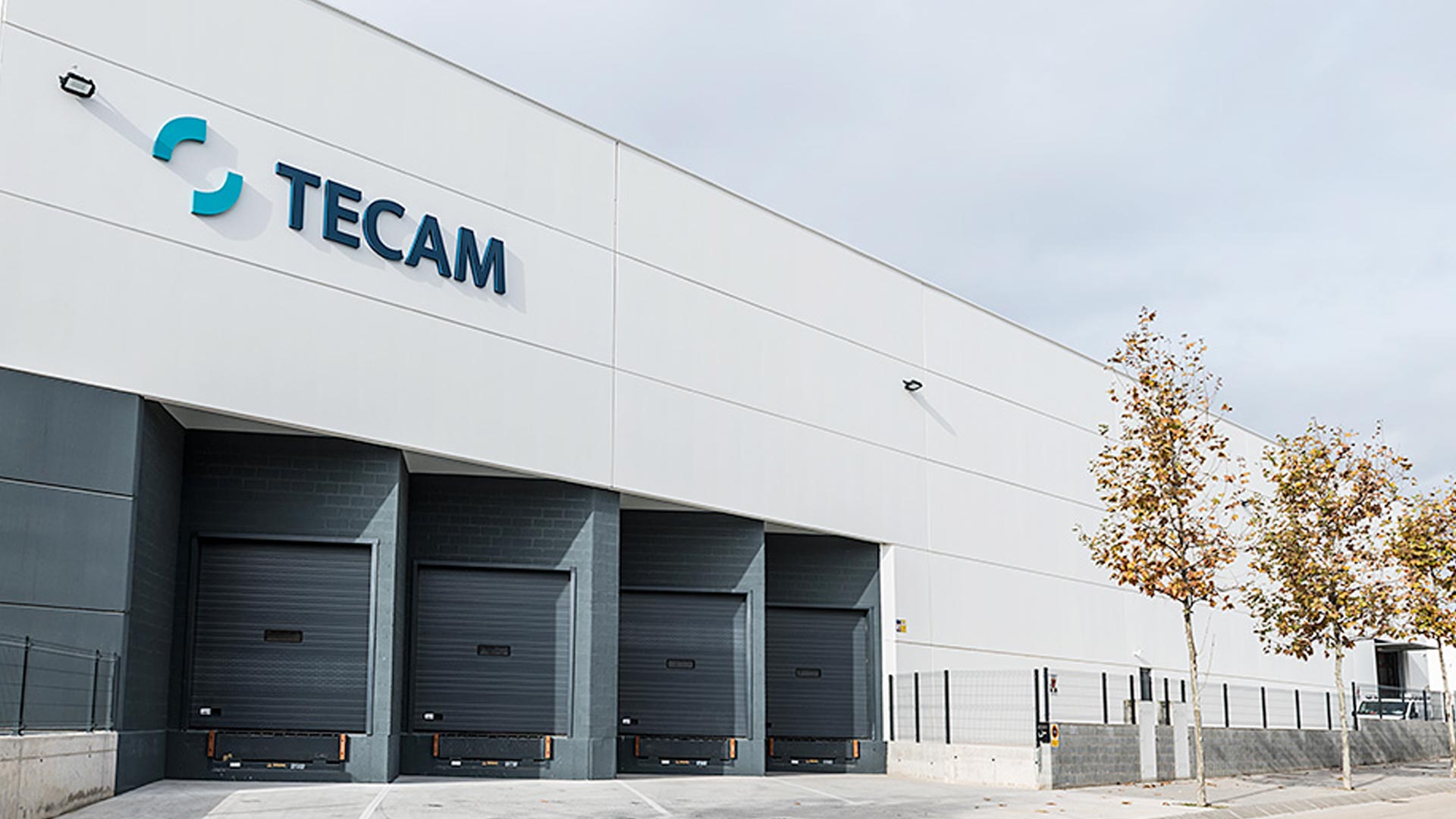 Muelles de carga de la nave industrial de Tecam Group