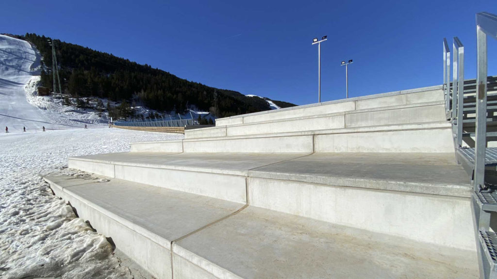 Gradas prefabricadas de hormigón. Estación de esquí Grandvalira (Andorra)