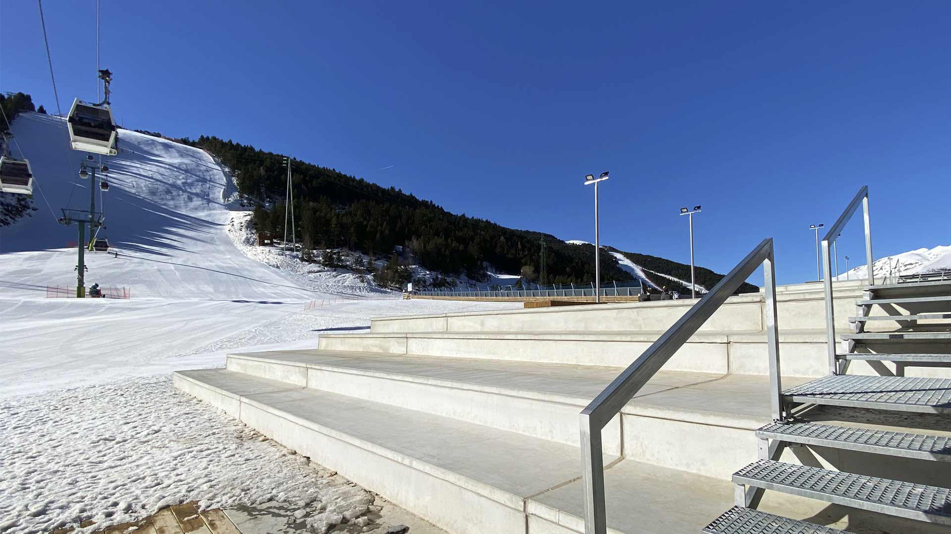 Gradas prefabricadas de hormigón. Estación de esquí Grandvalira (Andorra)