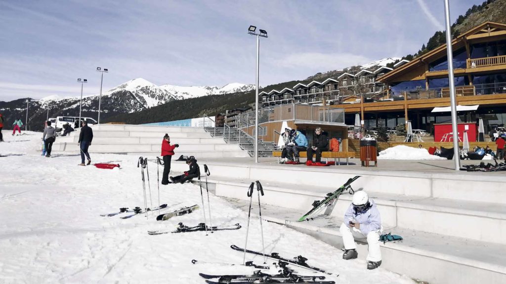 Gradas prefabricadas de hormigón. Estación de esquí Grandvalira (Andorra)