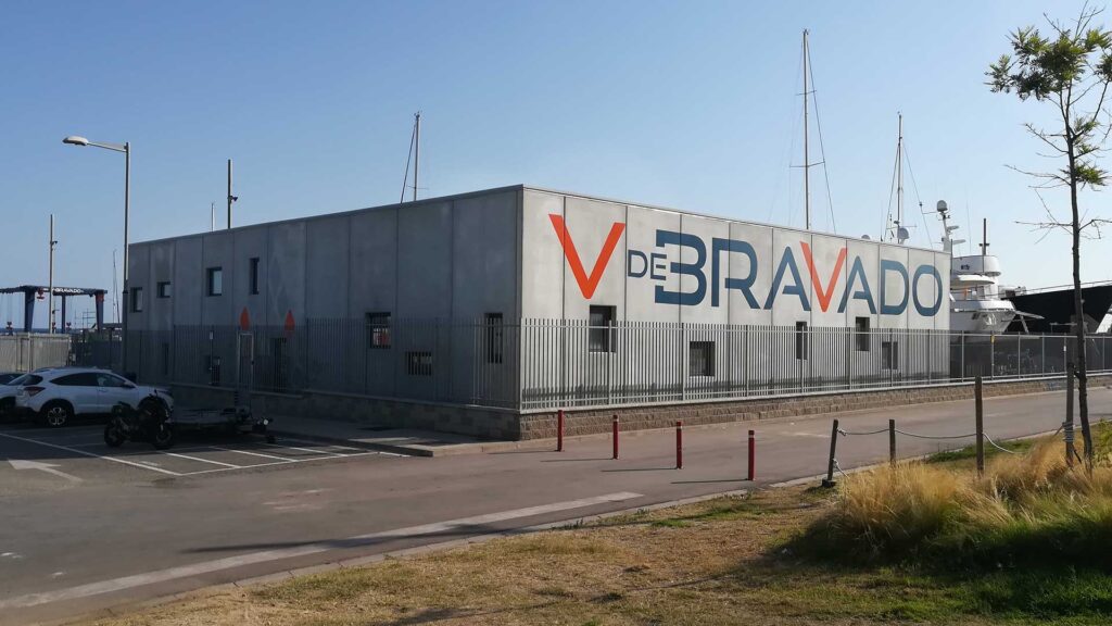 Nave industrial prefabricada para V de Bravado, en el puerto deportivo de Premià de Mar