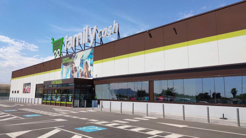 Nau del supermercat Family Cash a Sagunt (València)