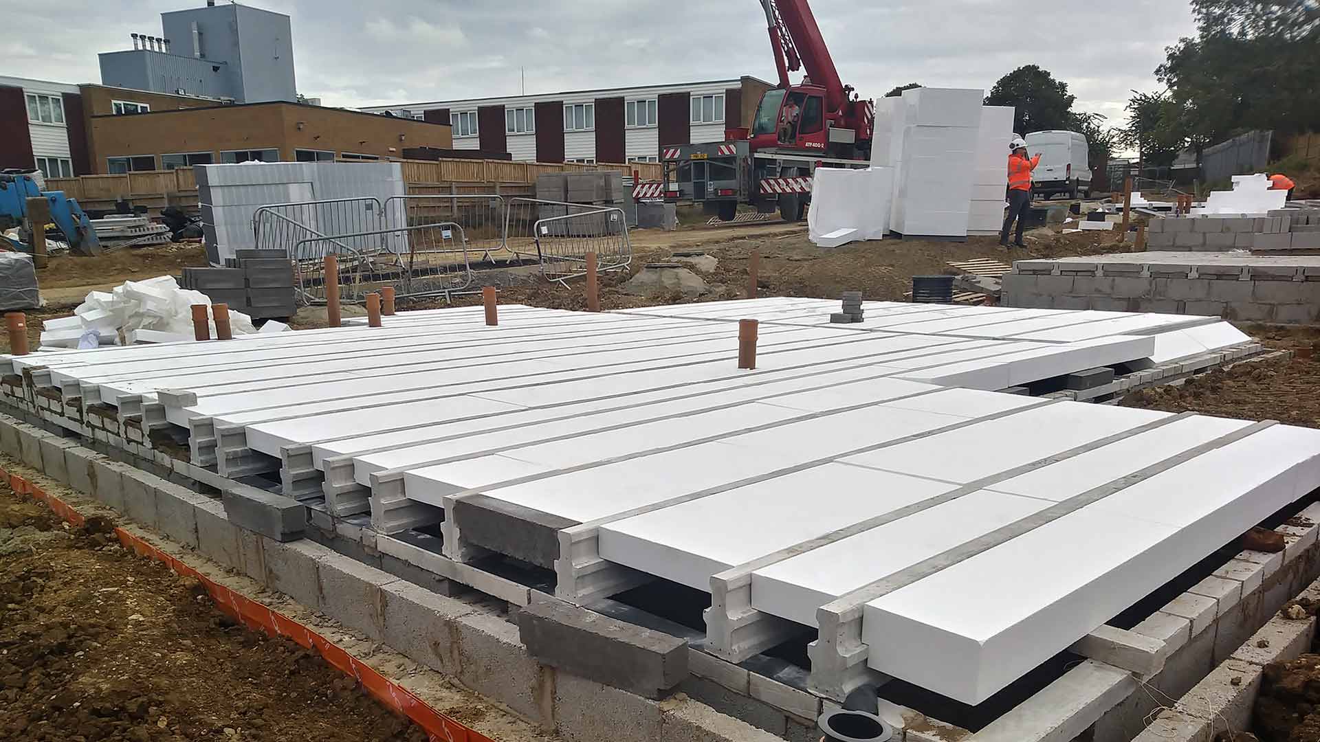 Instalación de forjados con entrevigados de poliestireno expandido en Newport Pagnell (Londres)