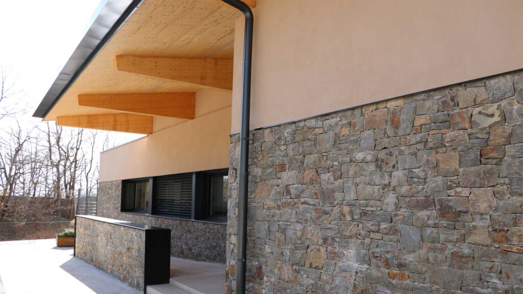 Exterior de la escuela de Muntanyola (Osona - Cataluña)